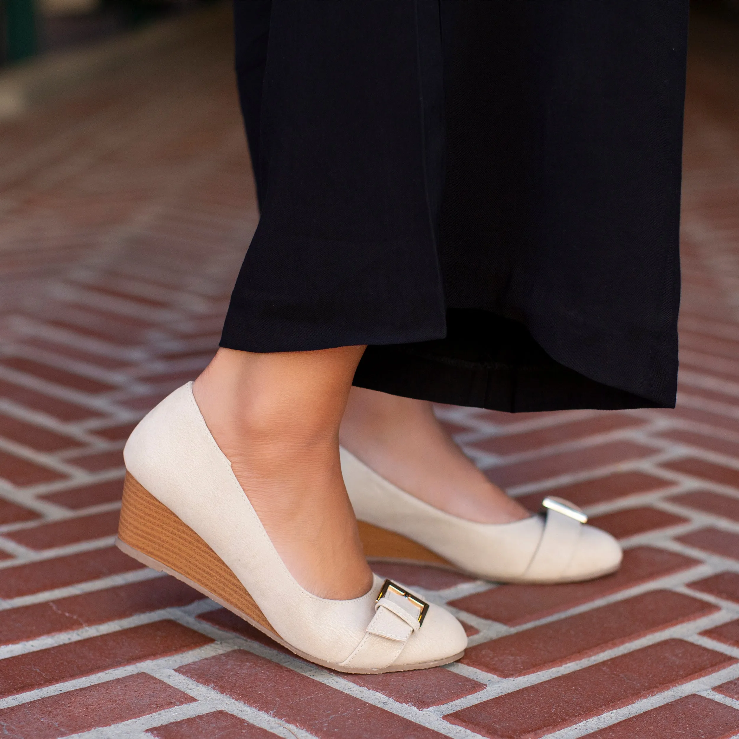 Journee Collection Women's Comfort Graysn Wedge