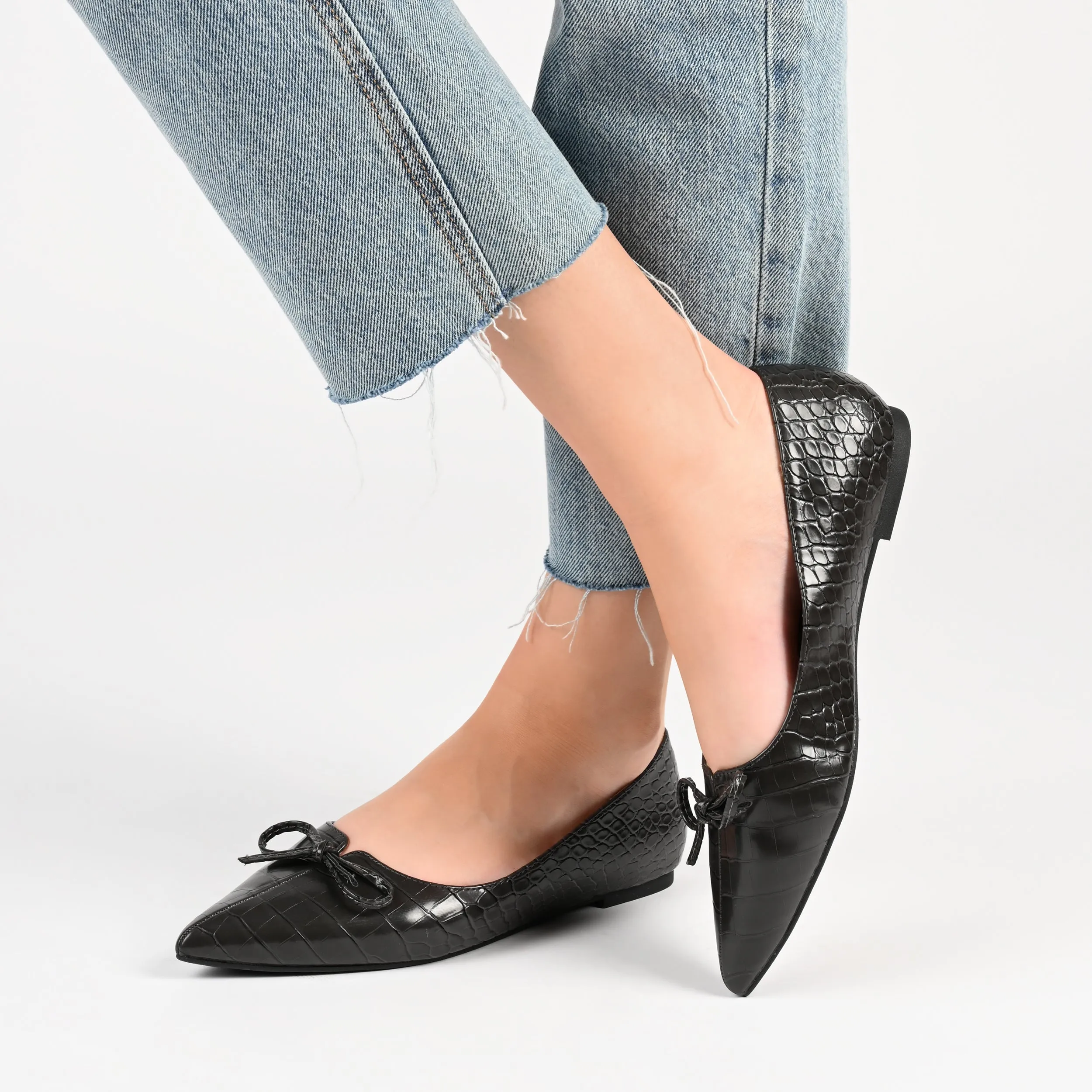 Journee Collection Women's Devalyn Flat