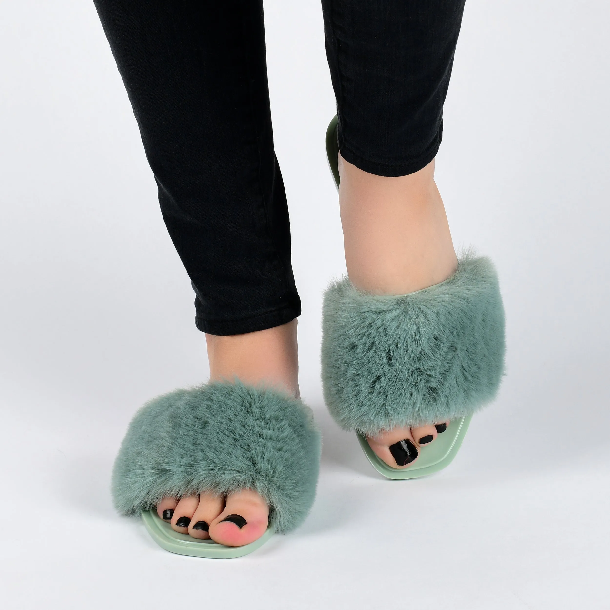 Journee Collection Women's Faux Fur Dusk Slide