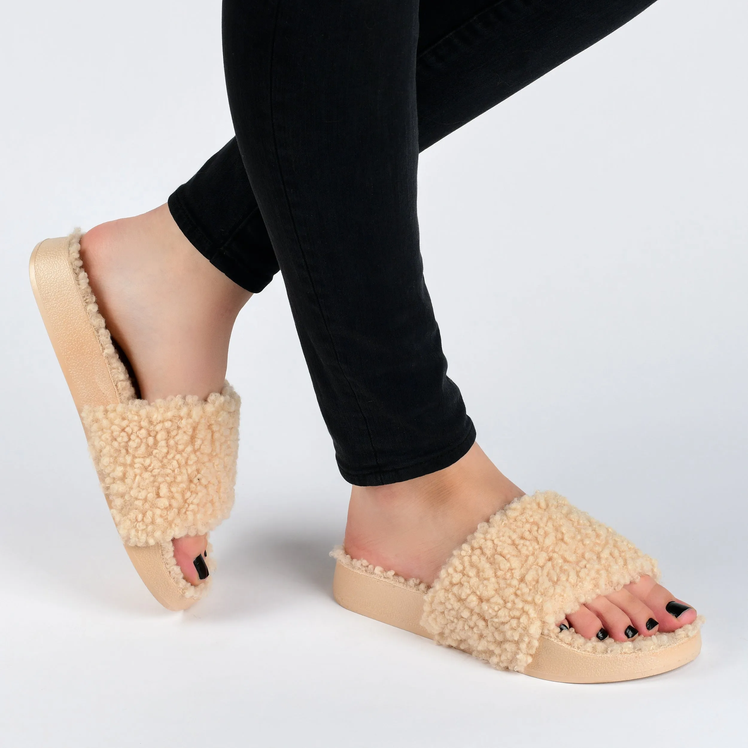 Journee Collection Women's Faux Fur Haimi Slipper