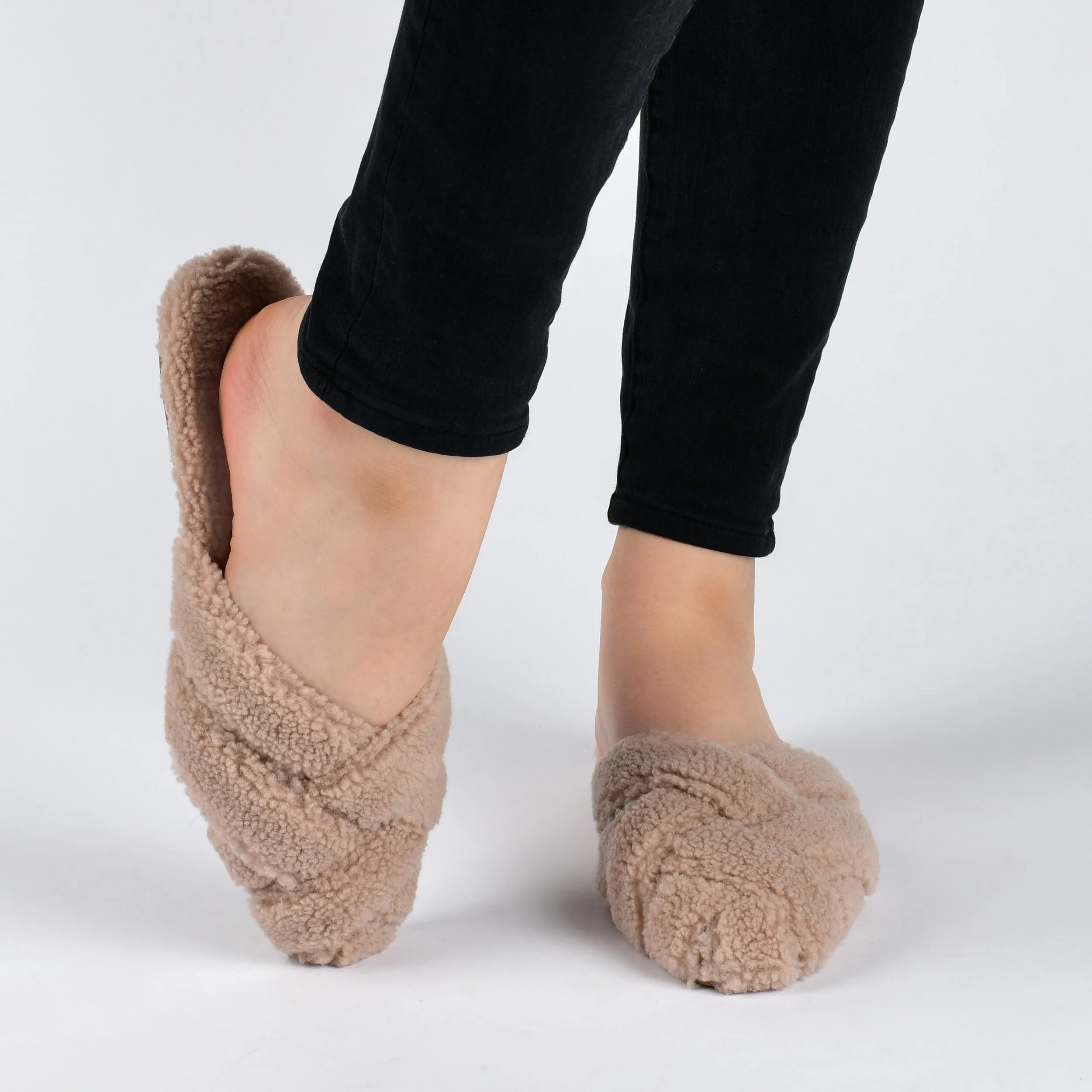 Journee Collection Women's Faux Fur Sereena Slipper